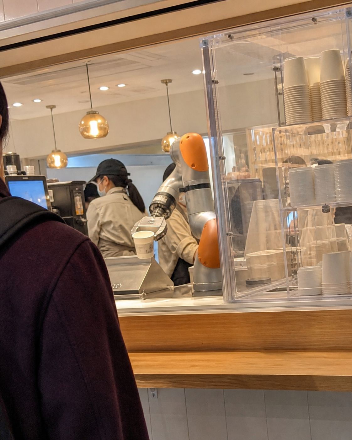 カフェでロボットアームが働いてた