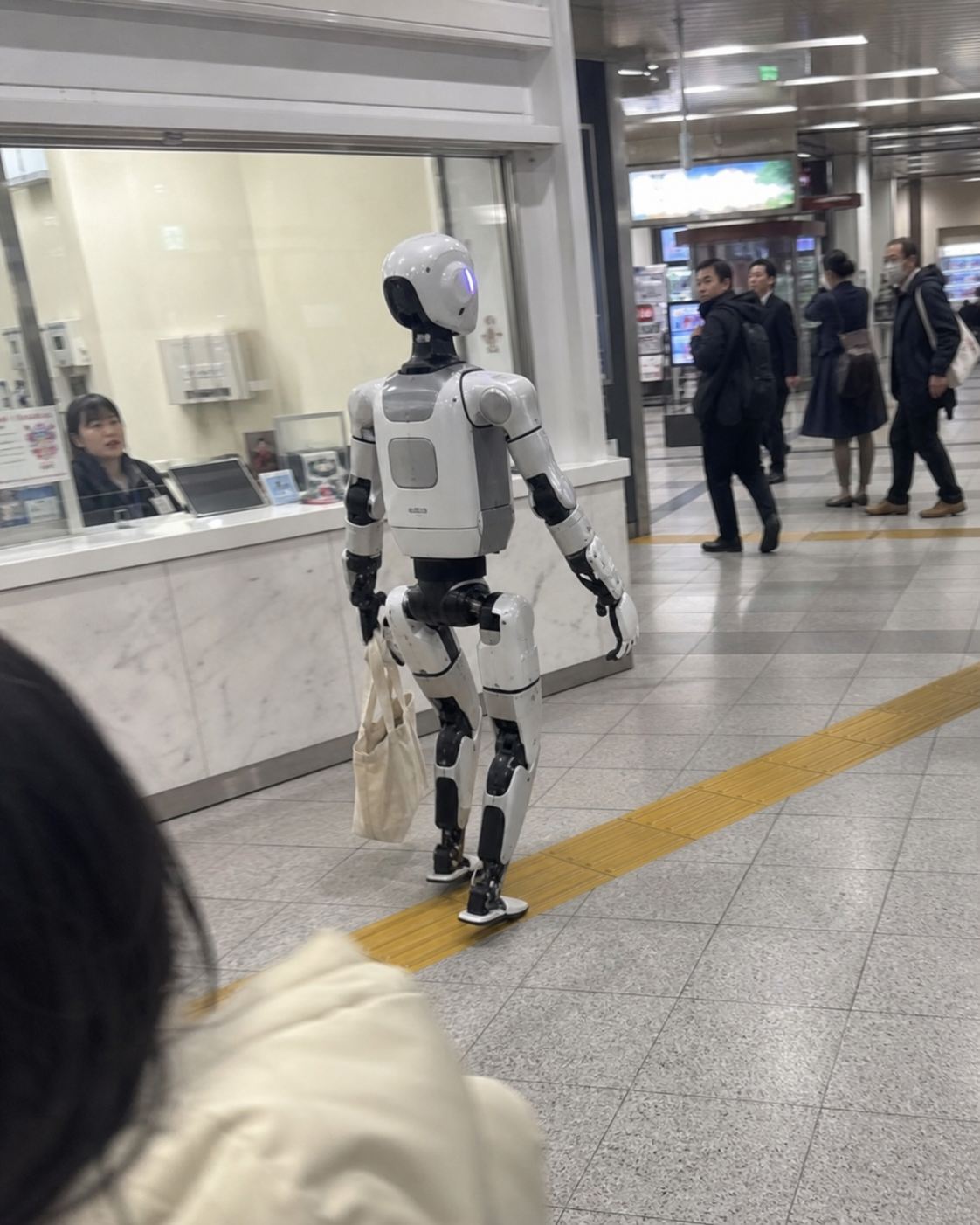 駅でヒューマノイドを見かけた