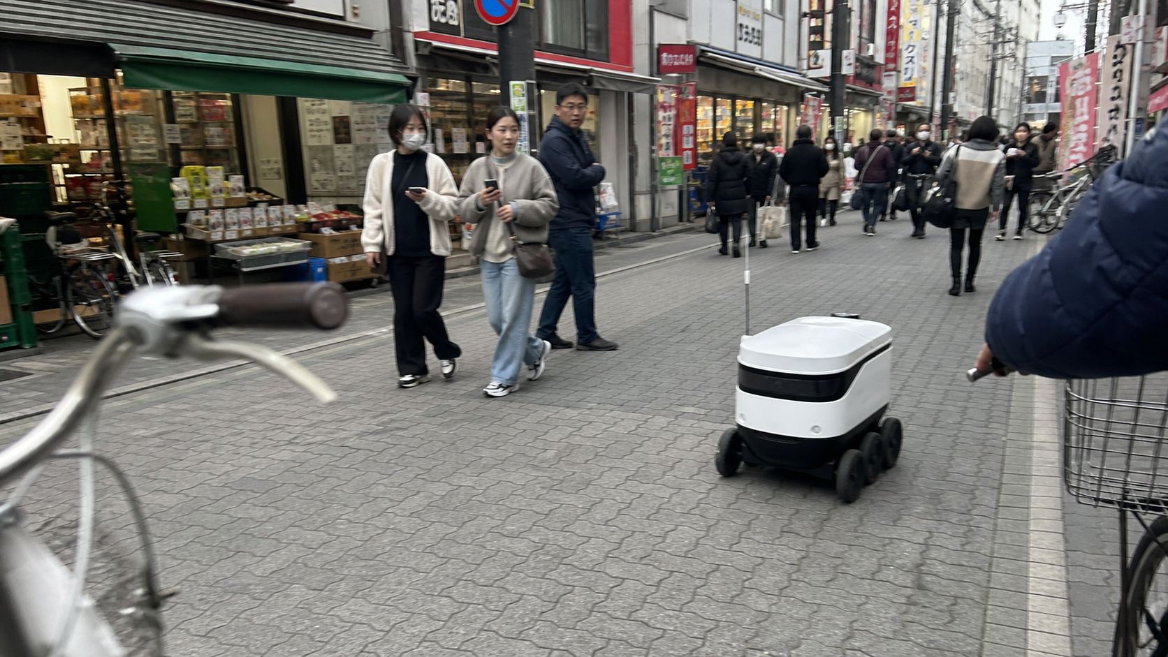 大阪・天神橋筋商店街で撮影された配送ロボット
